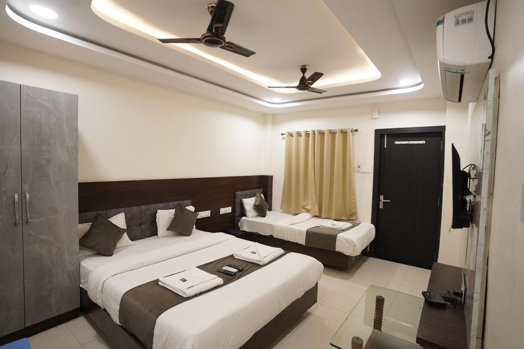 Hotel Dev Kripa اوجاين المظهر الخارجي الصورة