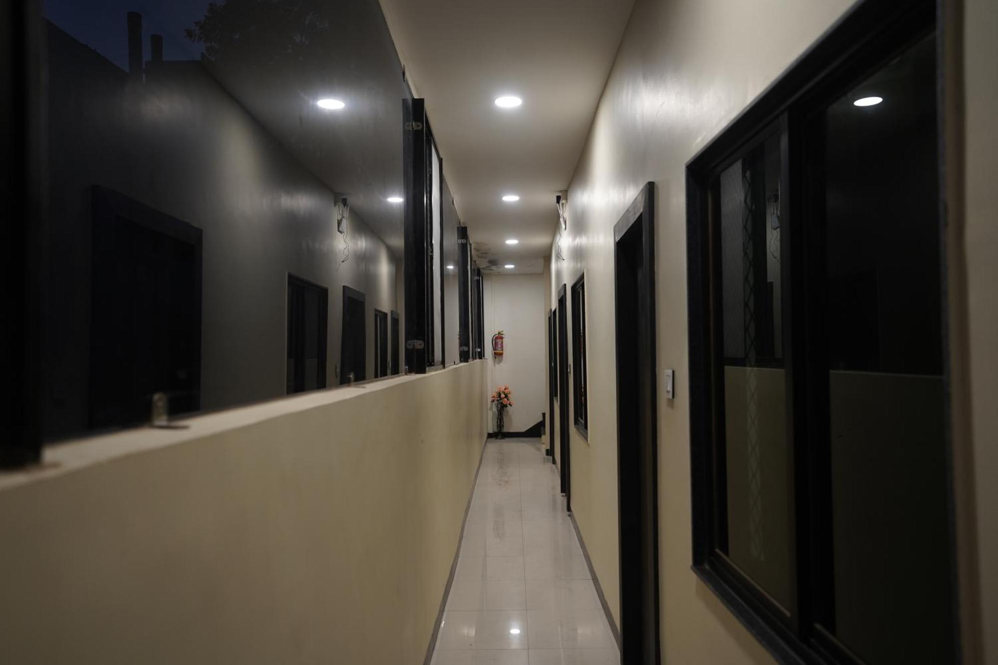 Hotel Dev Kripa اوجاين المظهر الخارجي الصورة