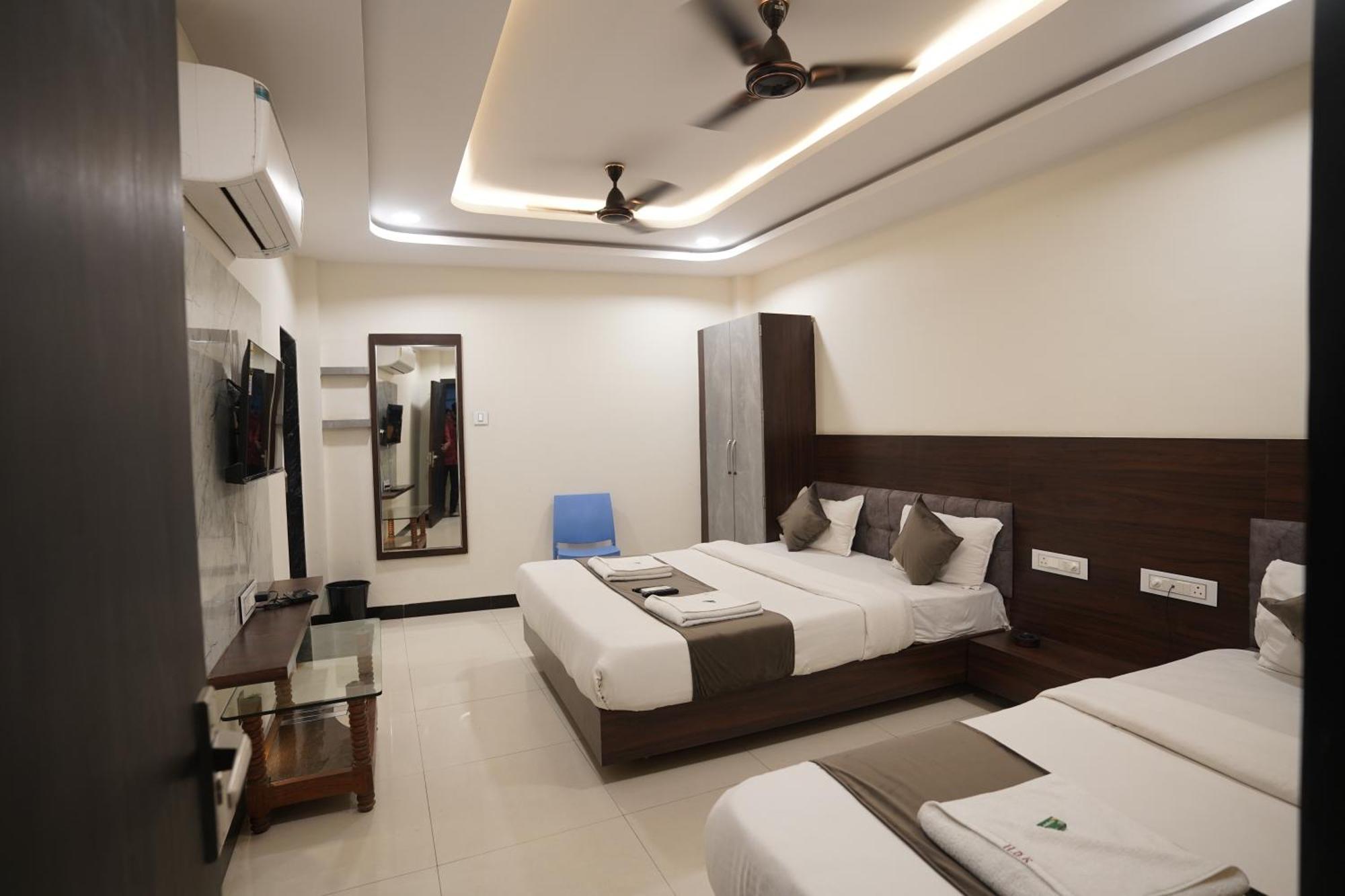 Hotel Dev Kripa اوجاين المظهر الخارجي الصورة