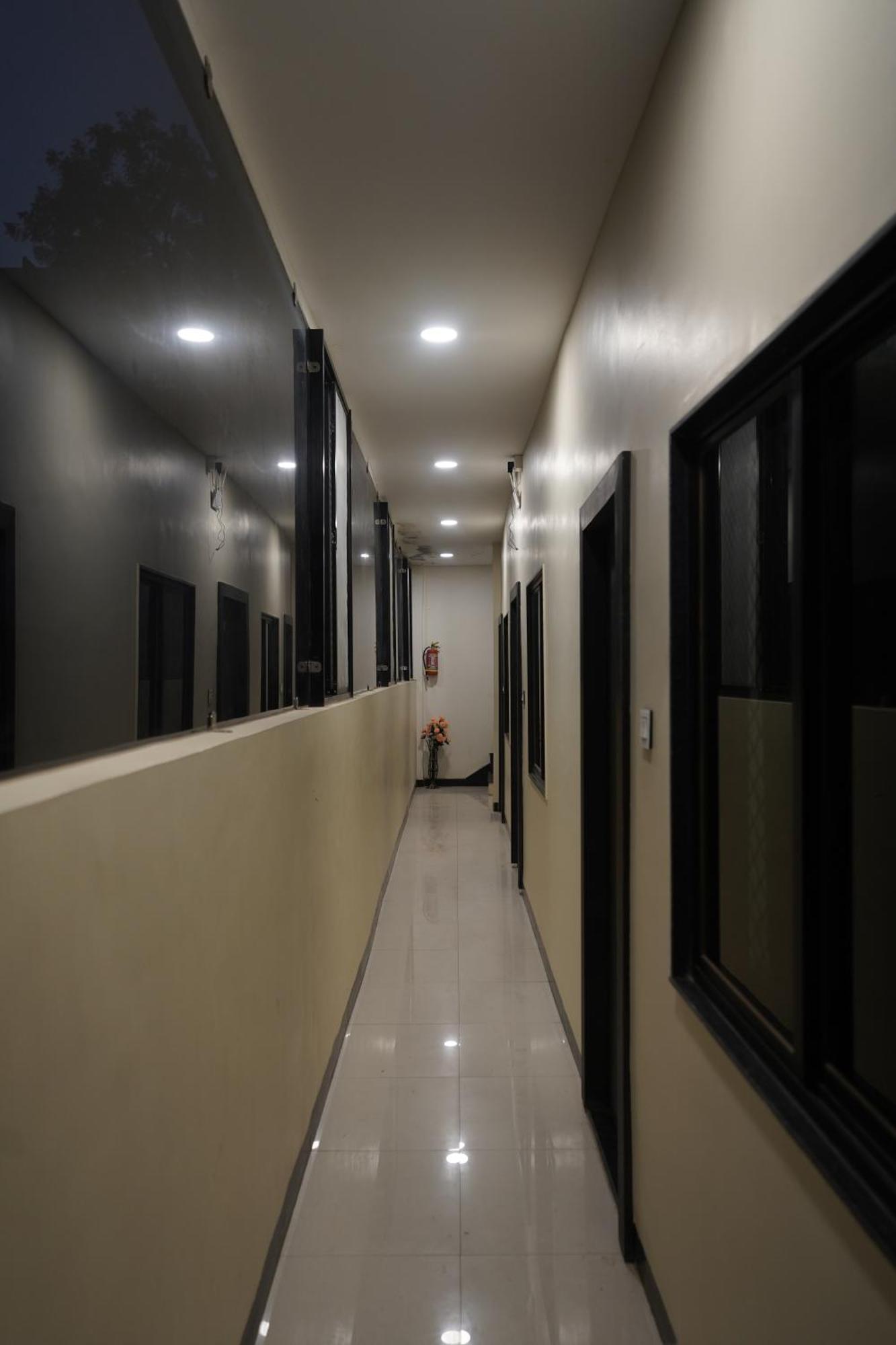 Hotel Dev Kripa اوجاين المظهر الخارجي الصورة