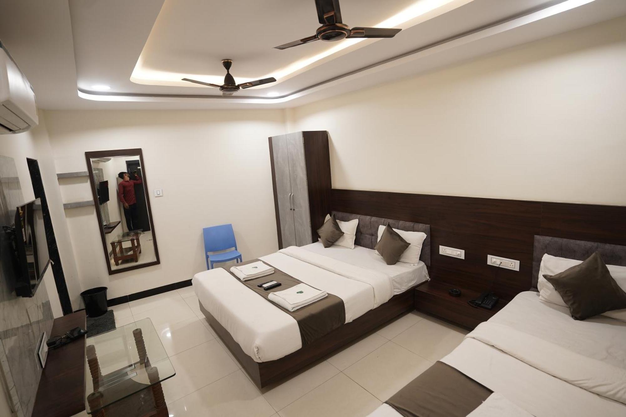 Hotel Dev Kripa اوجاين المظهر الخارجي الصورة