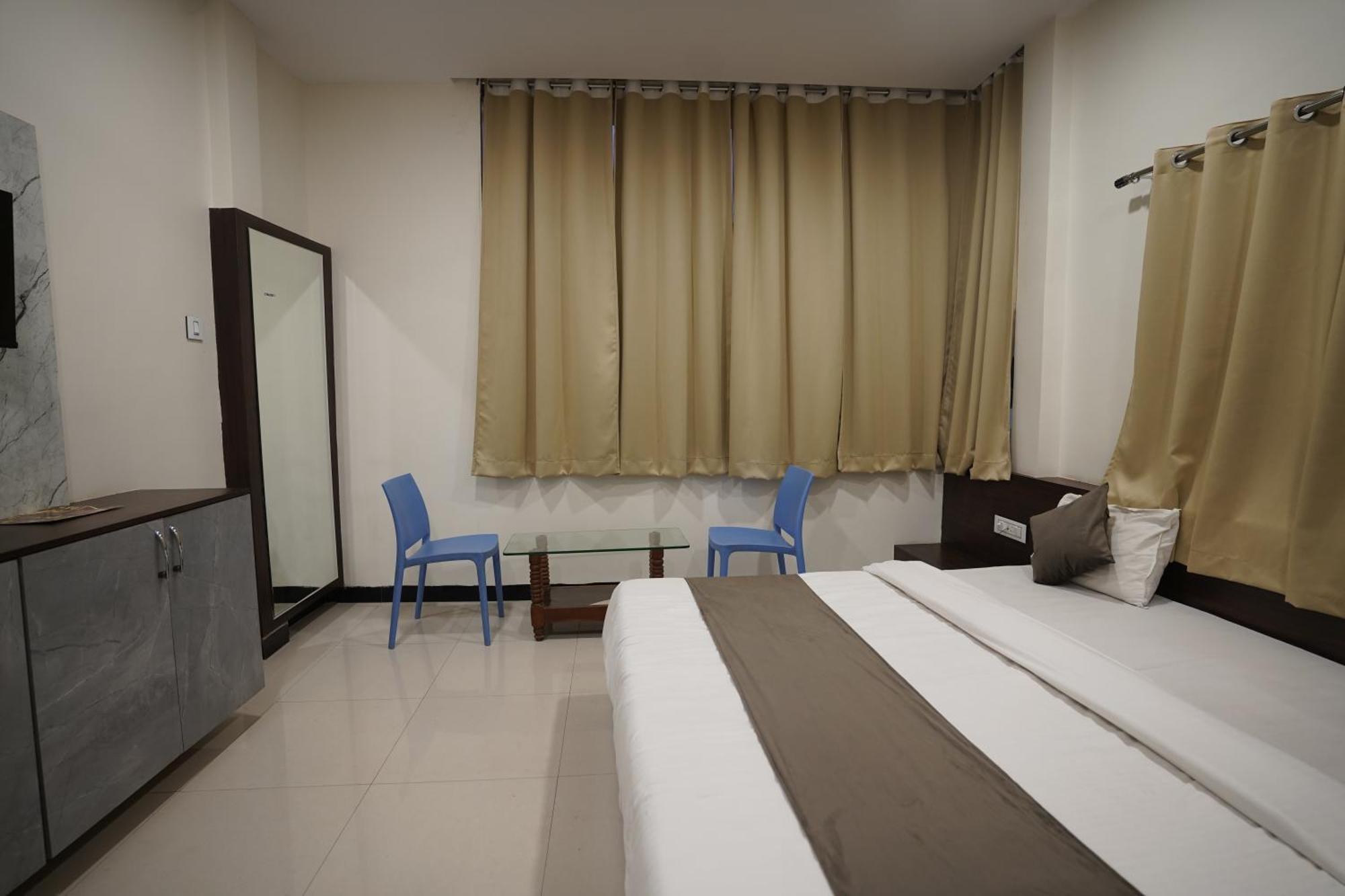 Hotel Dev Kripa اوجاين المظهر الخارجي الصورة
