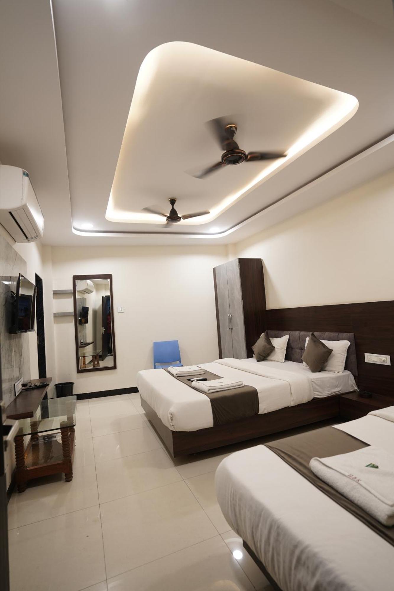 Hotel Dev Kripa اوجاين المظهر الخارجي الصورة