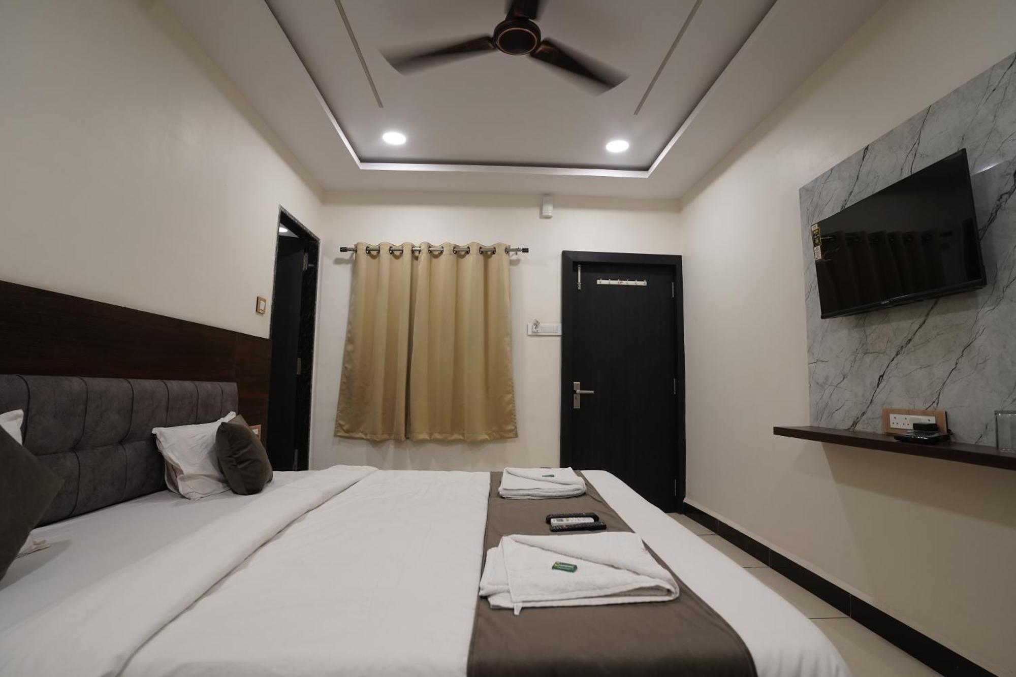 Hotel Dev Kripa اوجاين المظهر الخارجي الصورة