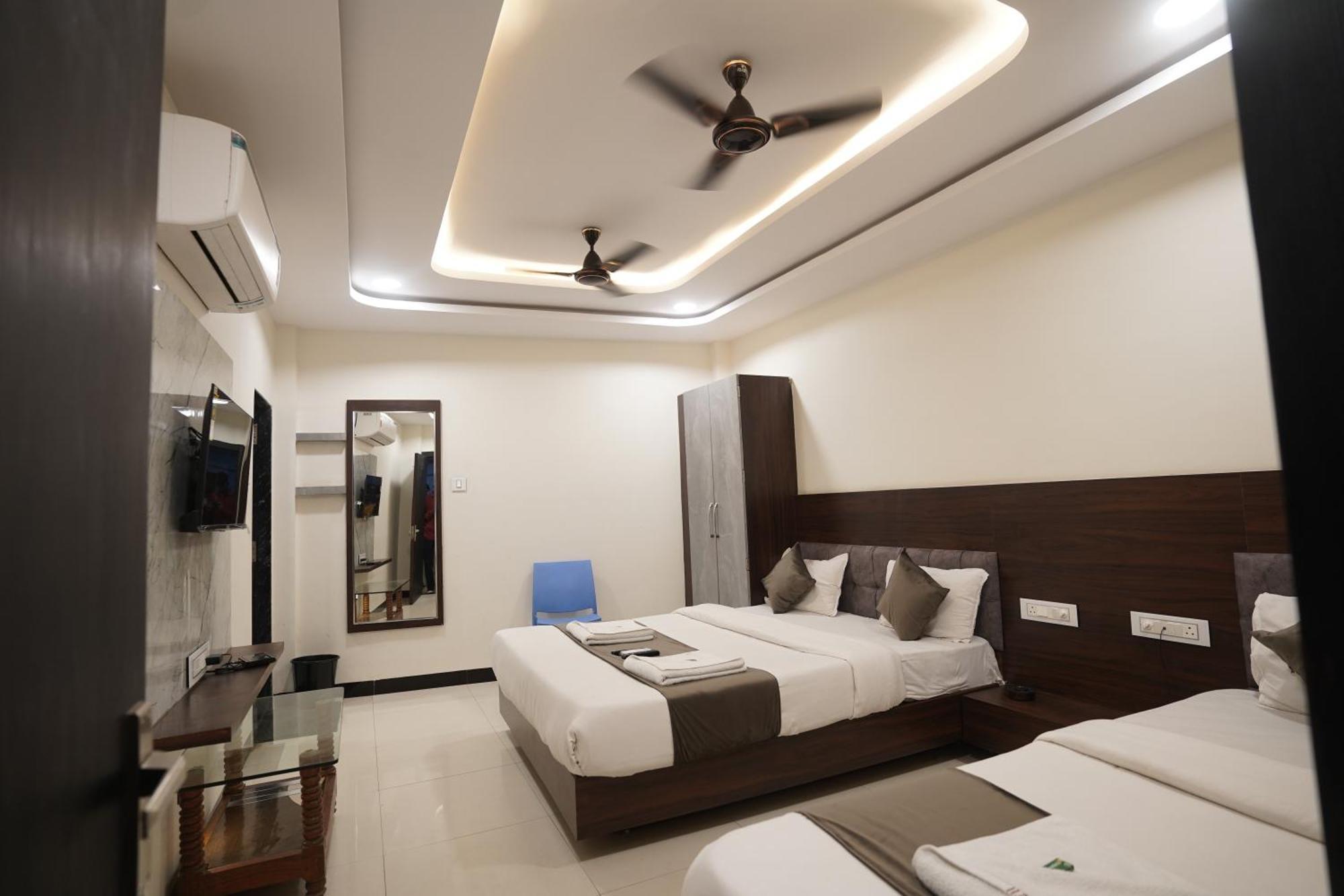 Hotel Dev Kripa اوجاين المظهر الخارجي الصورة
