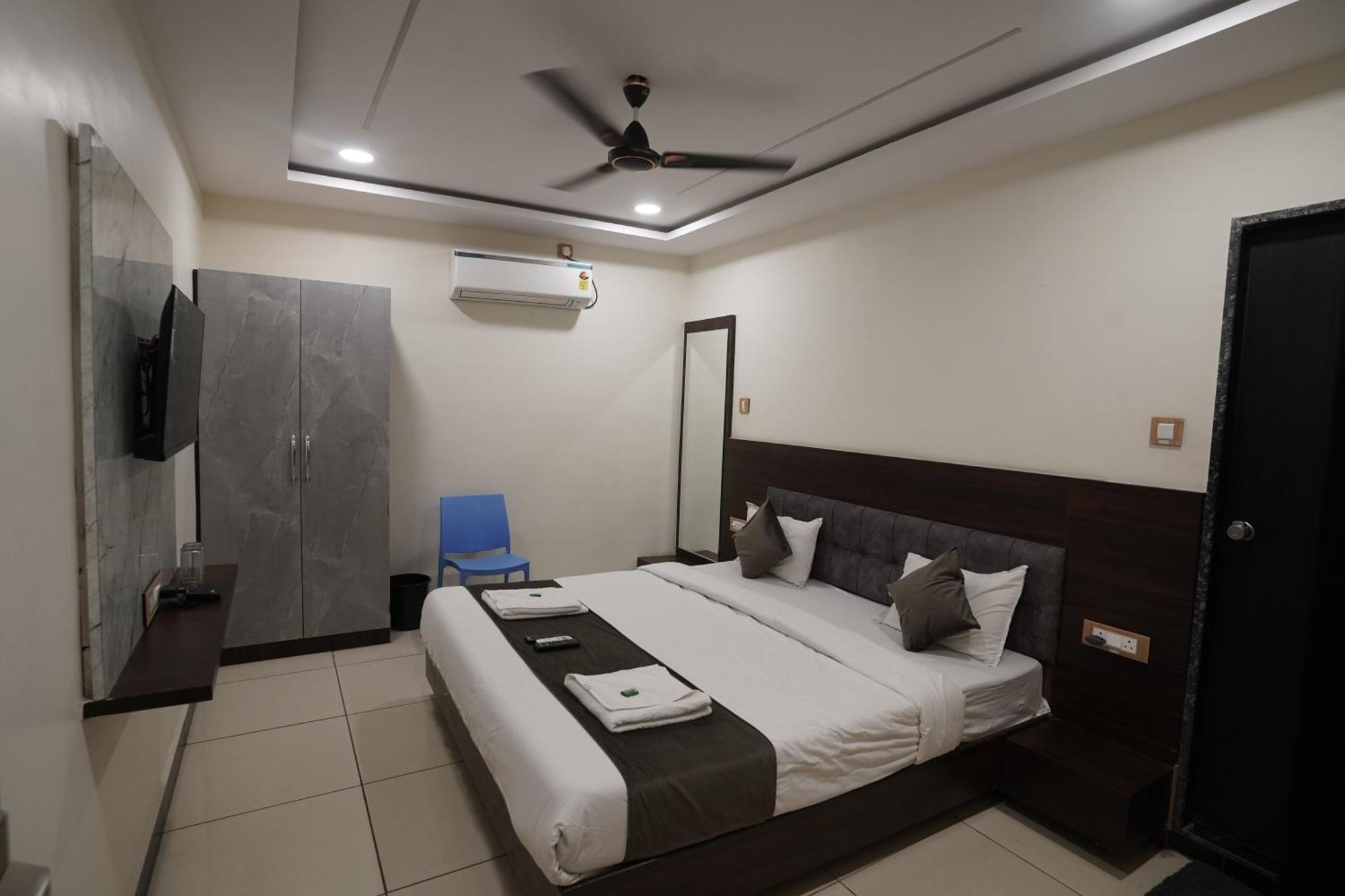 Hotel Dev Kripa اوجاين المظهر الخارجي الصورة