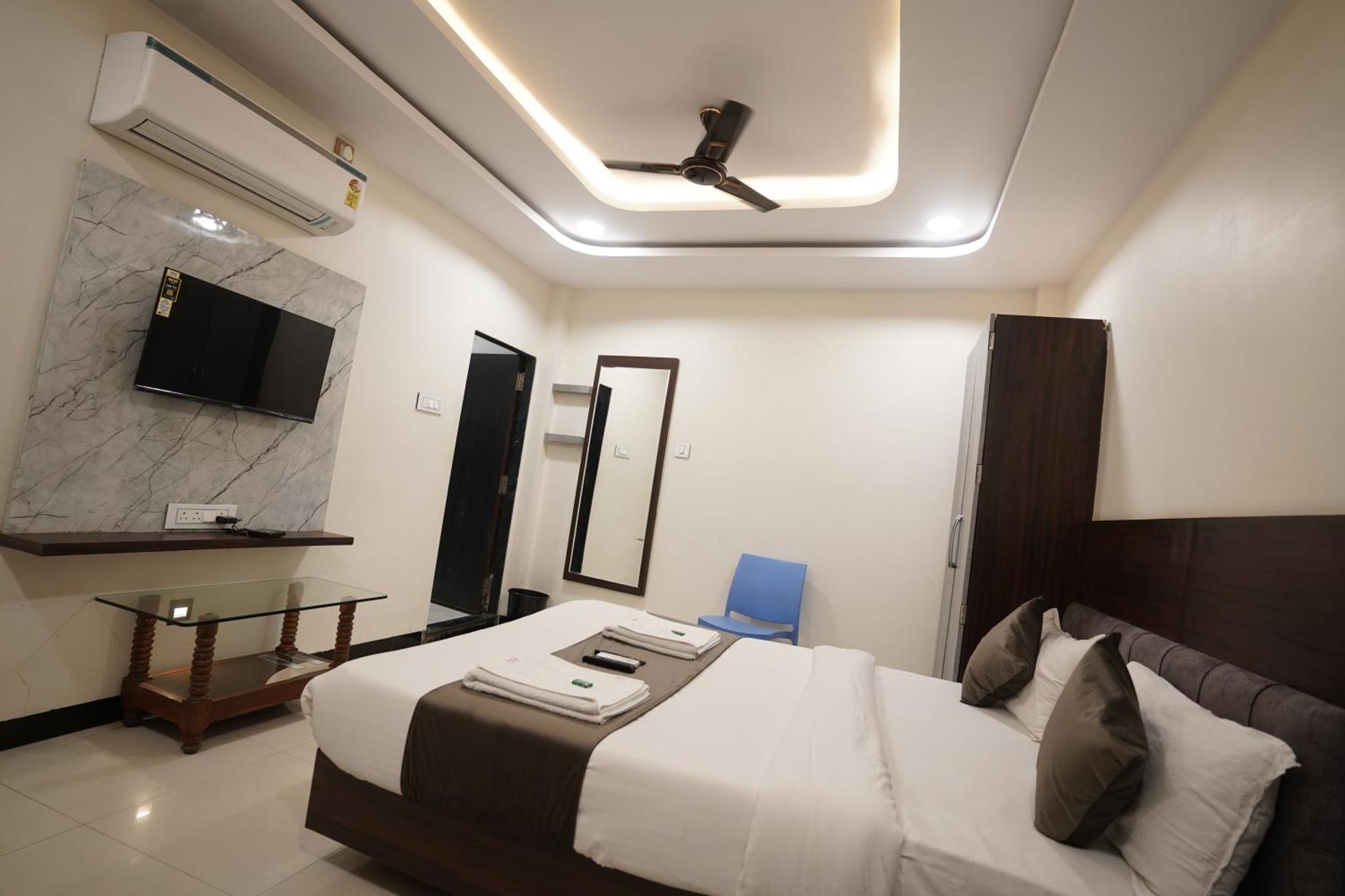 Hotel Dev Kripa اوجاين المظهر الخارجي الصورة