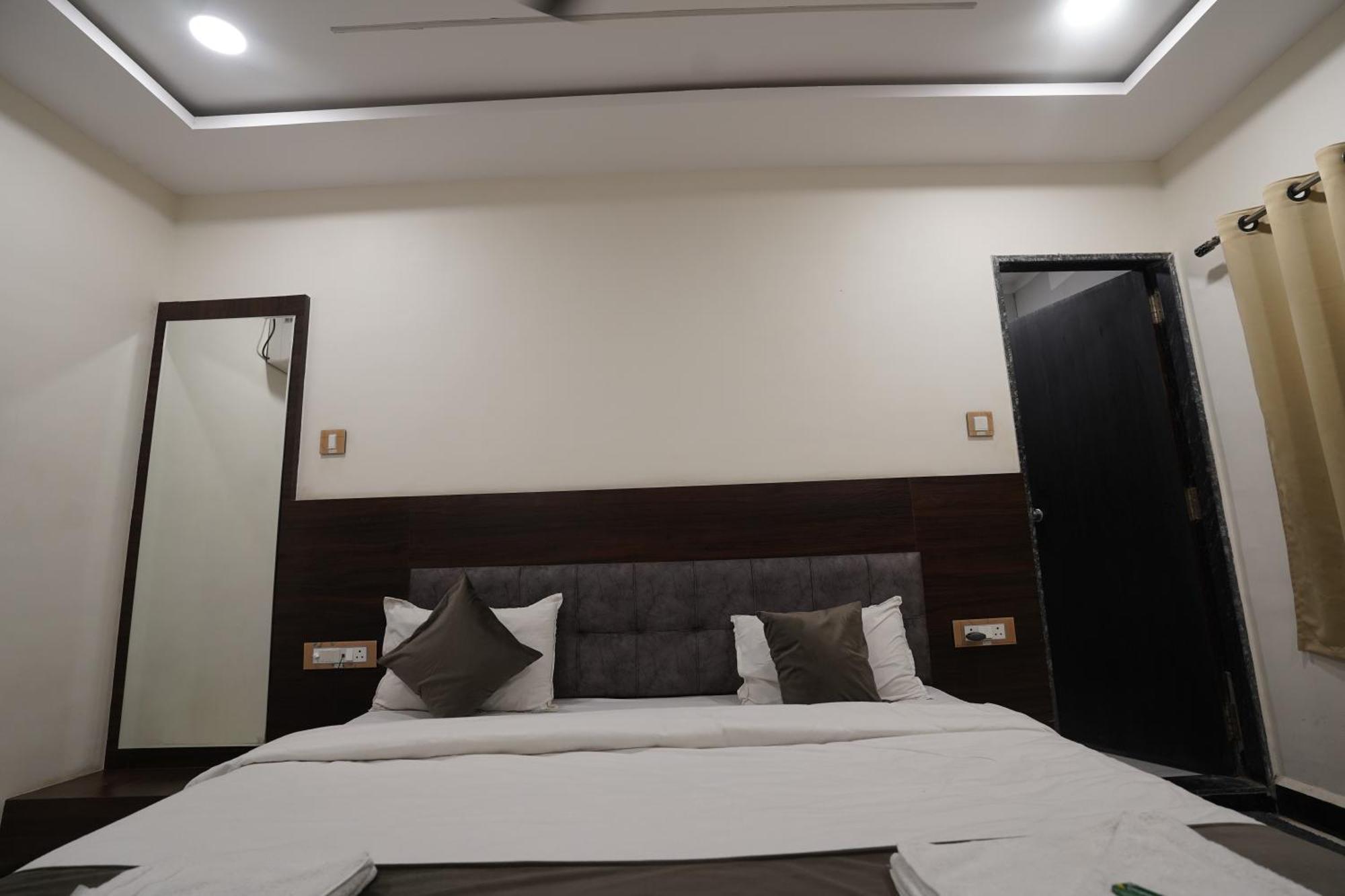 Hotel Dev Kripa اوجاين المظهر الخارجي الصورة
