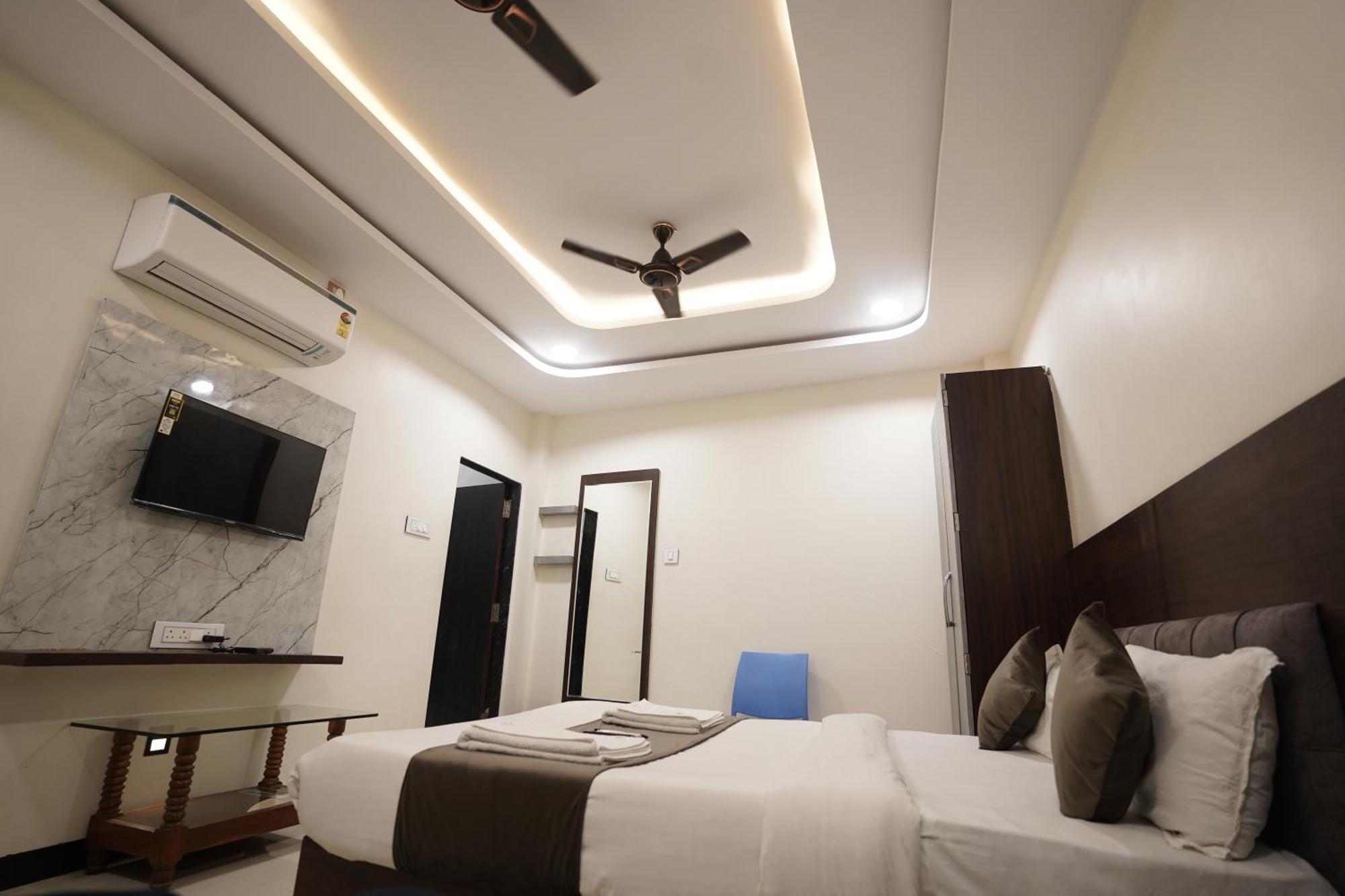Hotel Dev Kripa اوجاين المظهر الخارجي الصورة