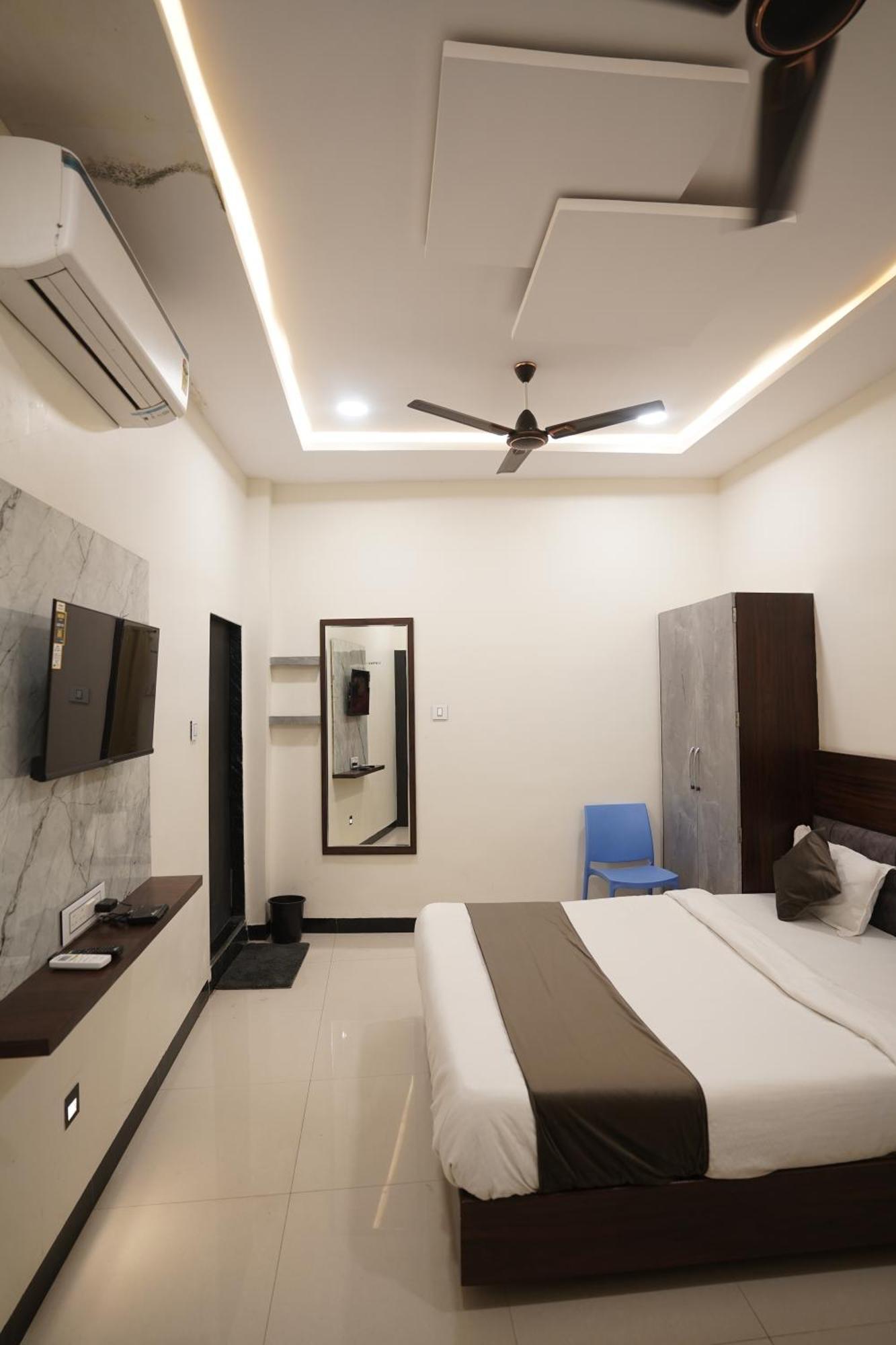 Hotel Dev Kripa اوجاين المظهر الخارجي الصورة