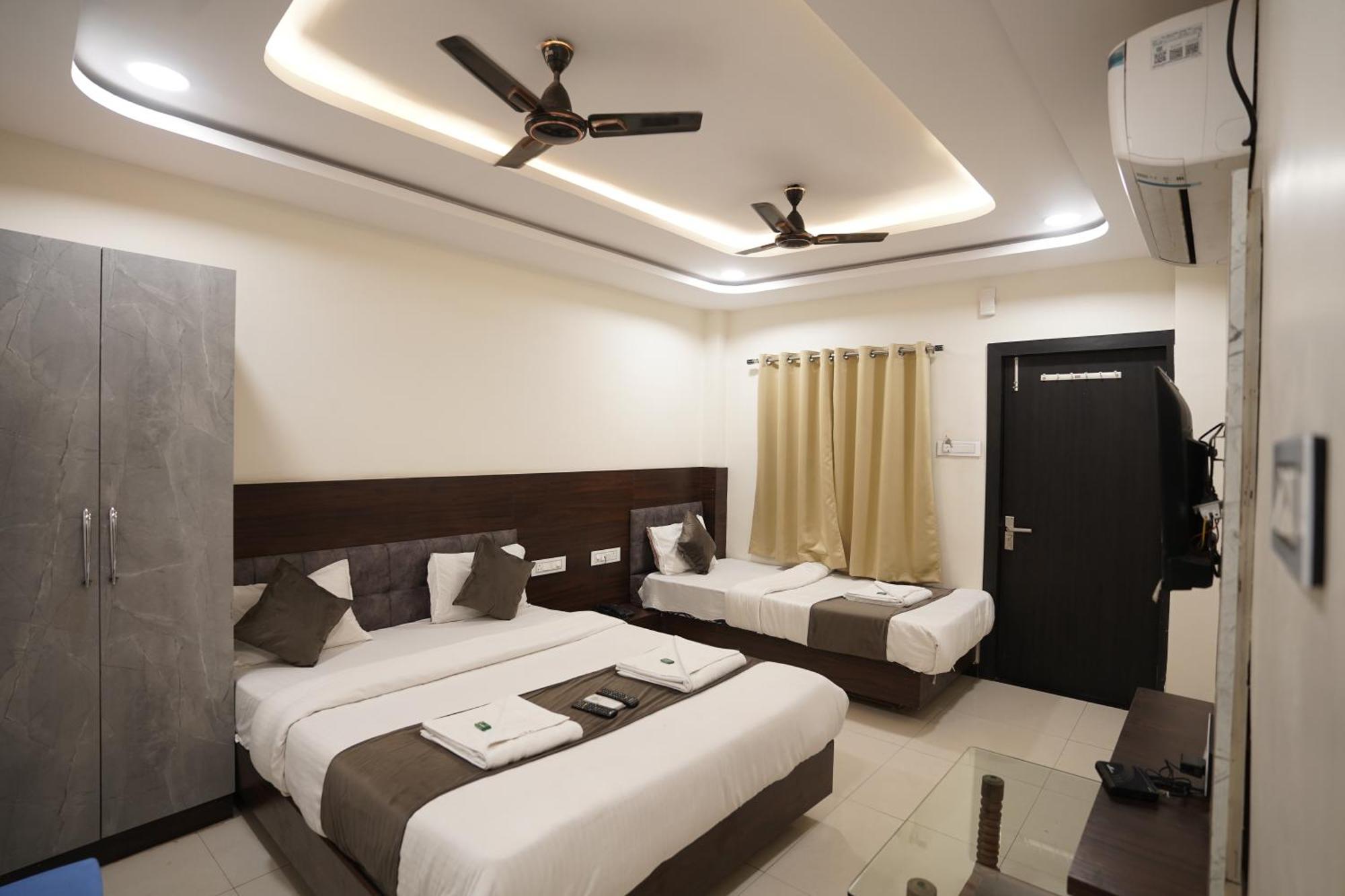 Hotel Dev Kripa اوجاين المظهر الخارجي الصورة