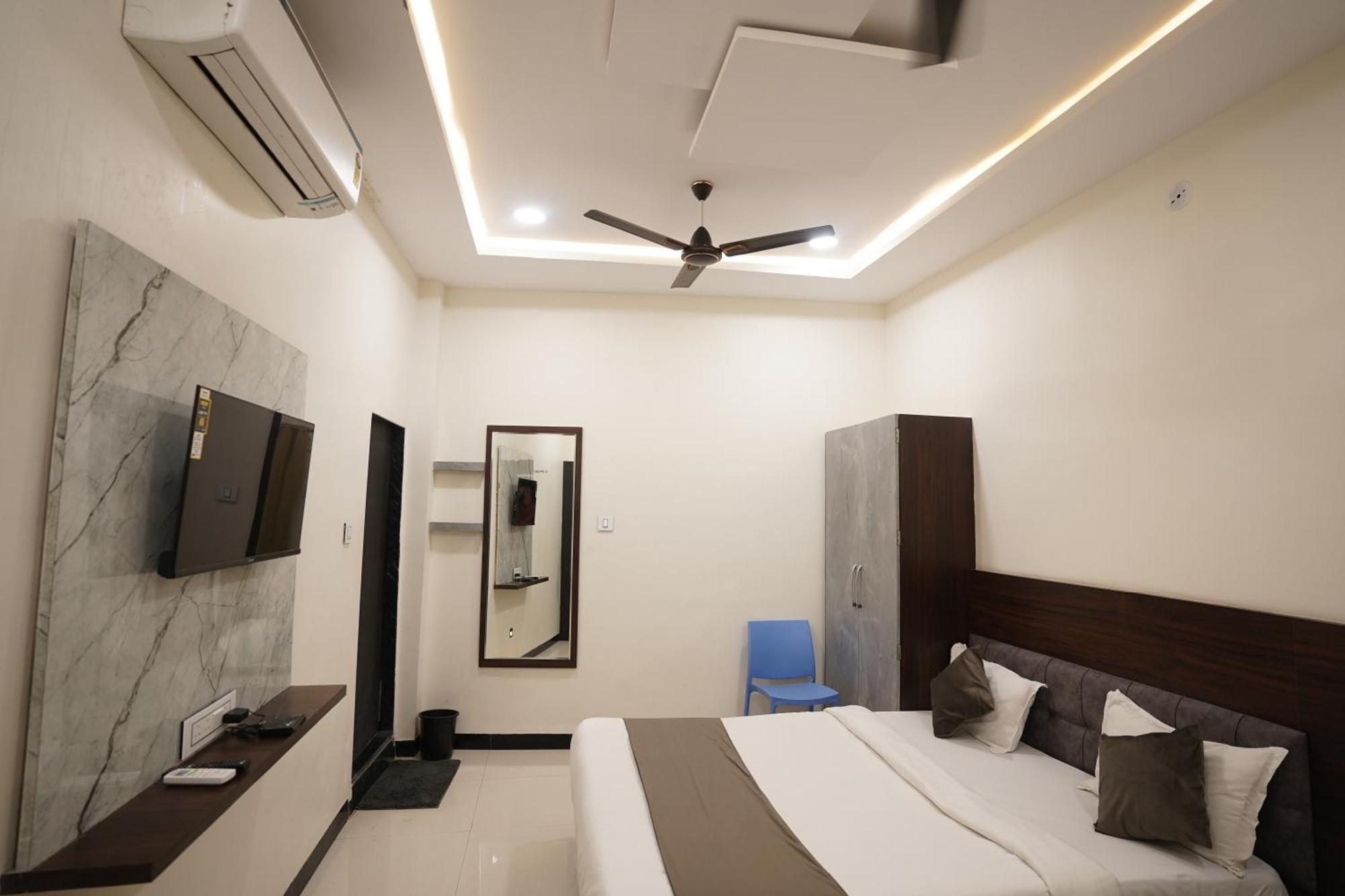 Hotel Dev Kripa اوجاين المظهر الخارجي الصورة