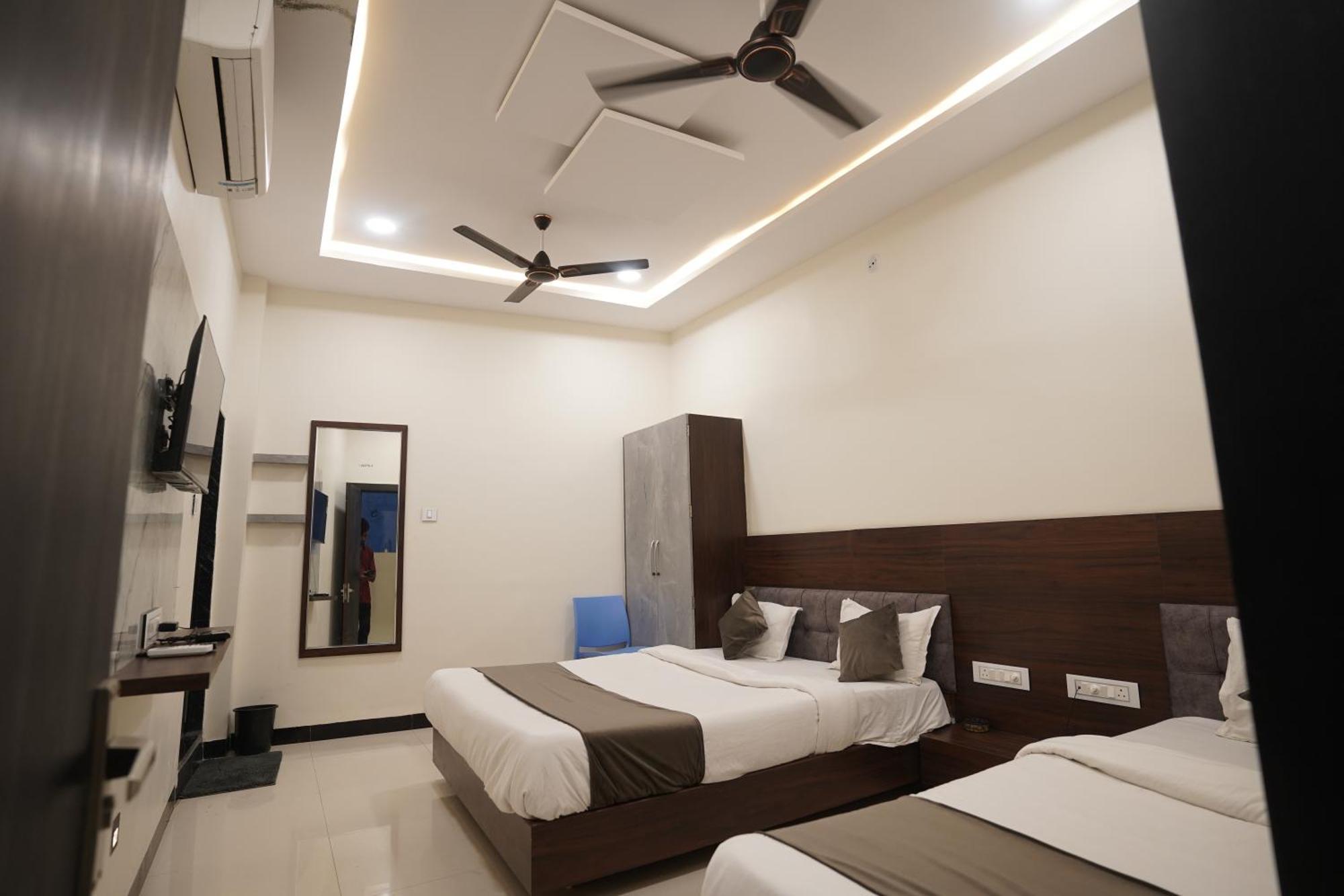 Hotel Dev Kripa اوجاين المظهر الخارجي الصورة