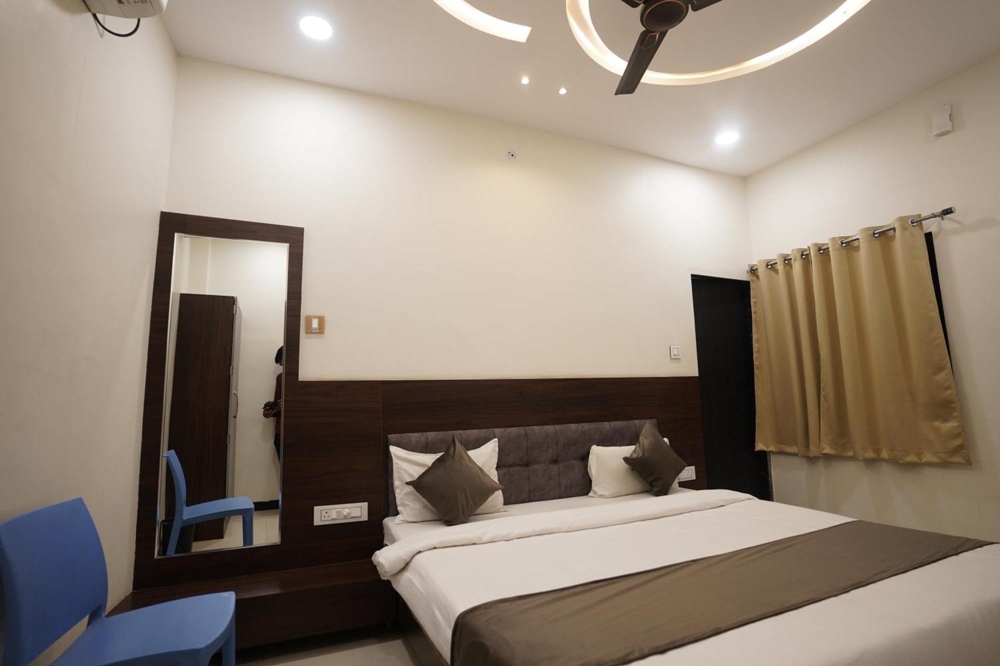 Hotel Dev Kripa اوجاين المظهر الخارجي الصورة