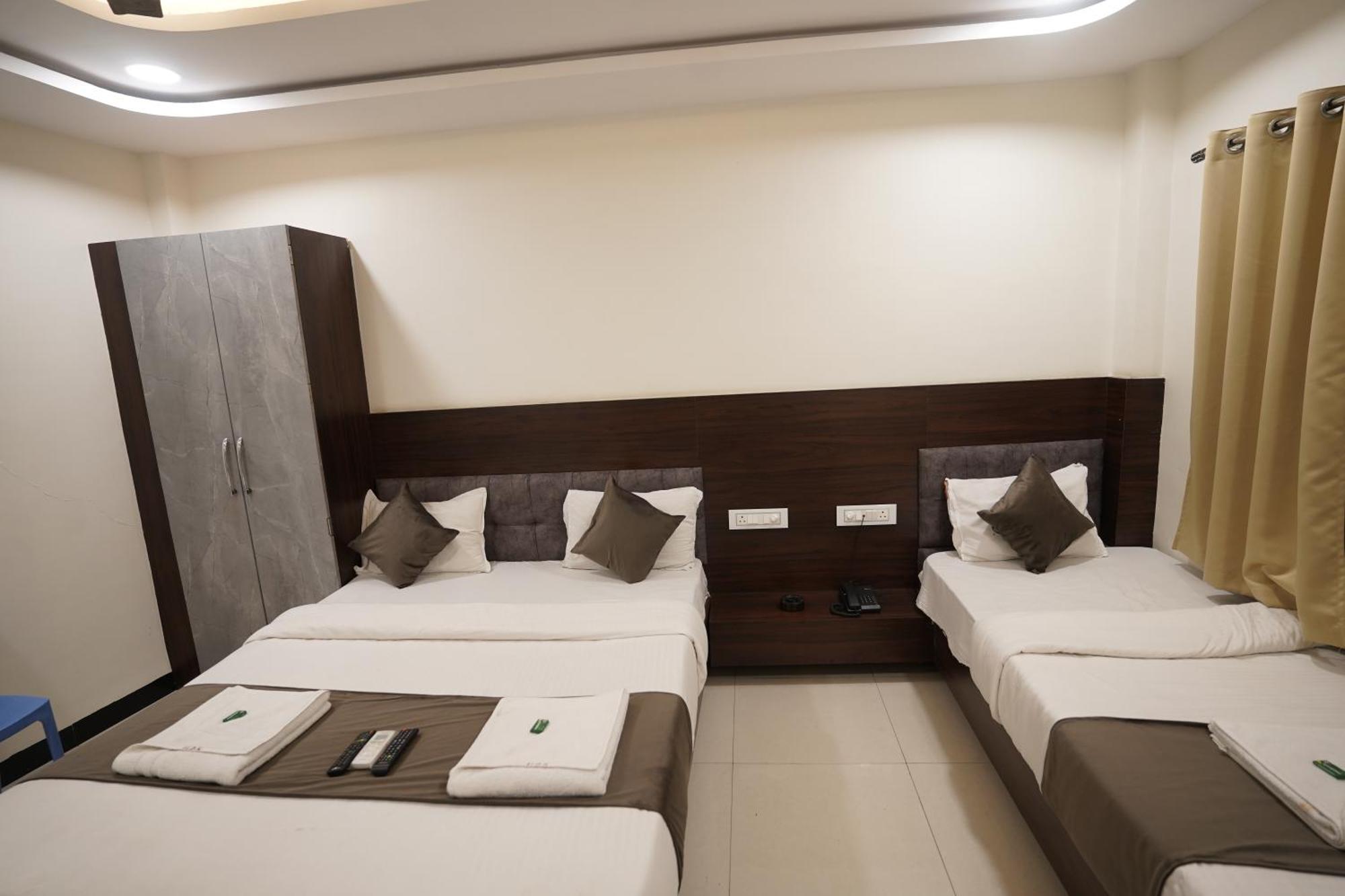 Hotel Dev Kripa اوجاين المظهر الخارجي الصورة