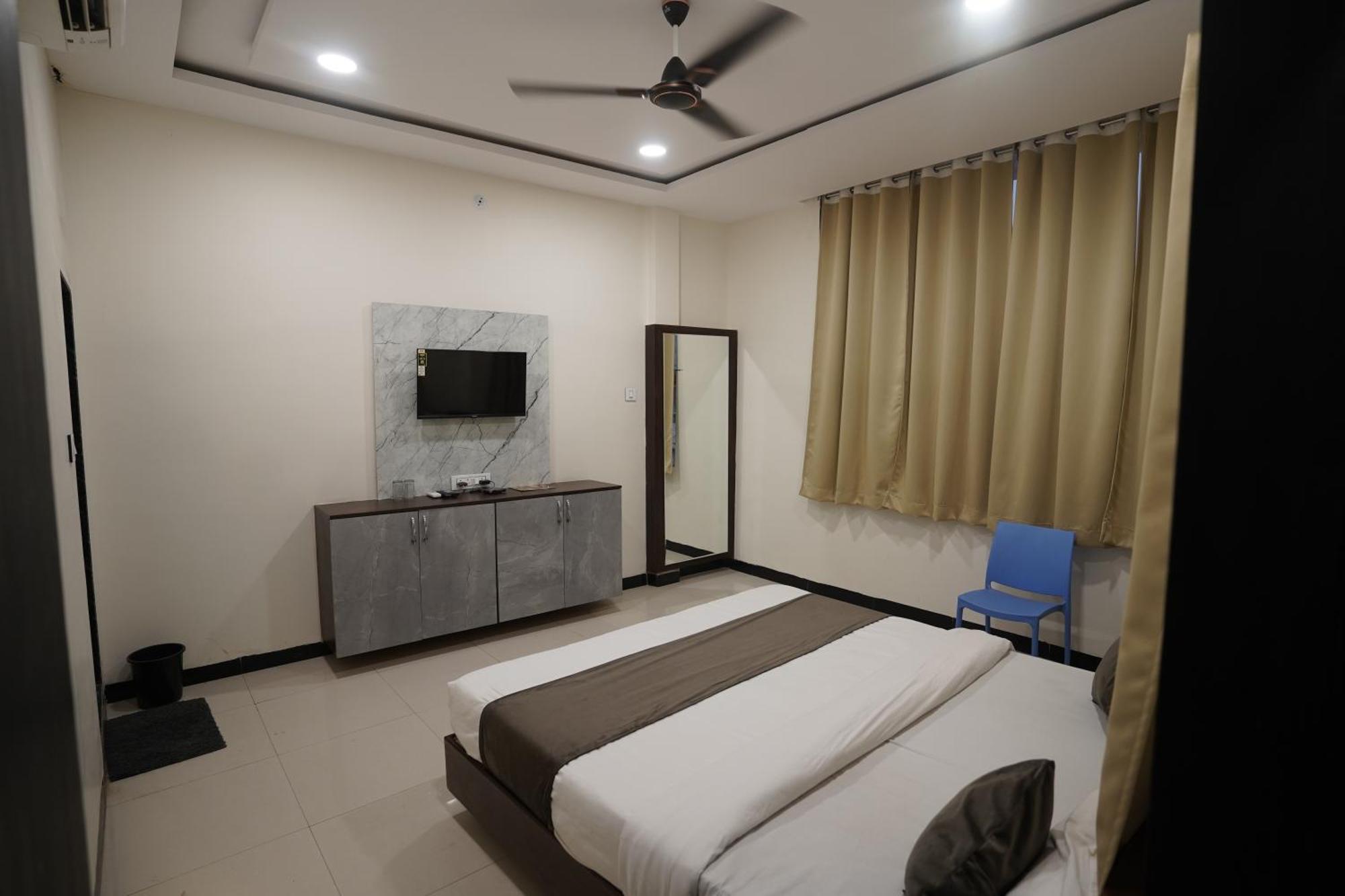 Hotel Dev Kripa اوجاين المظهر الخارجي الصورة