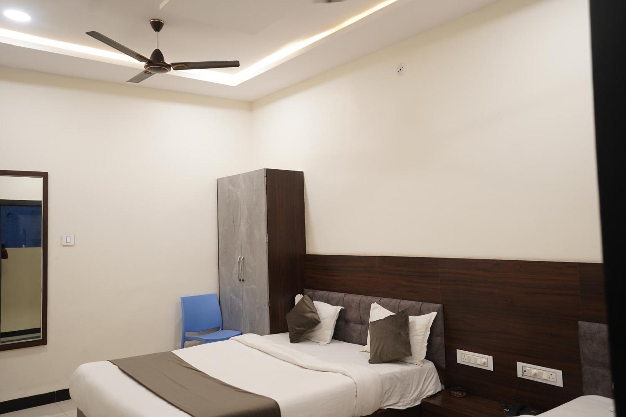 Hotel Dev Kripa اوجاين المظهر الخارجي الصورة