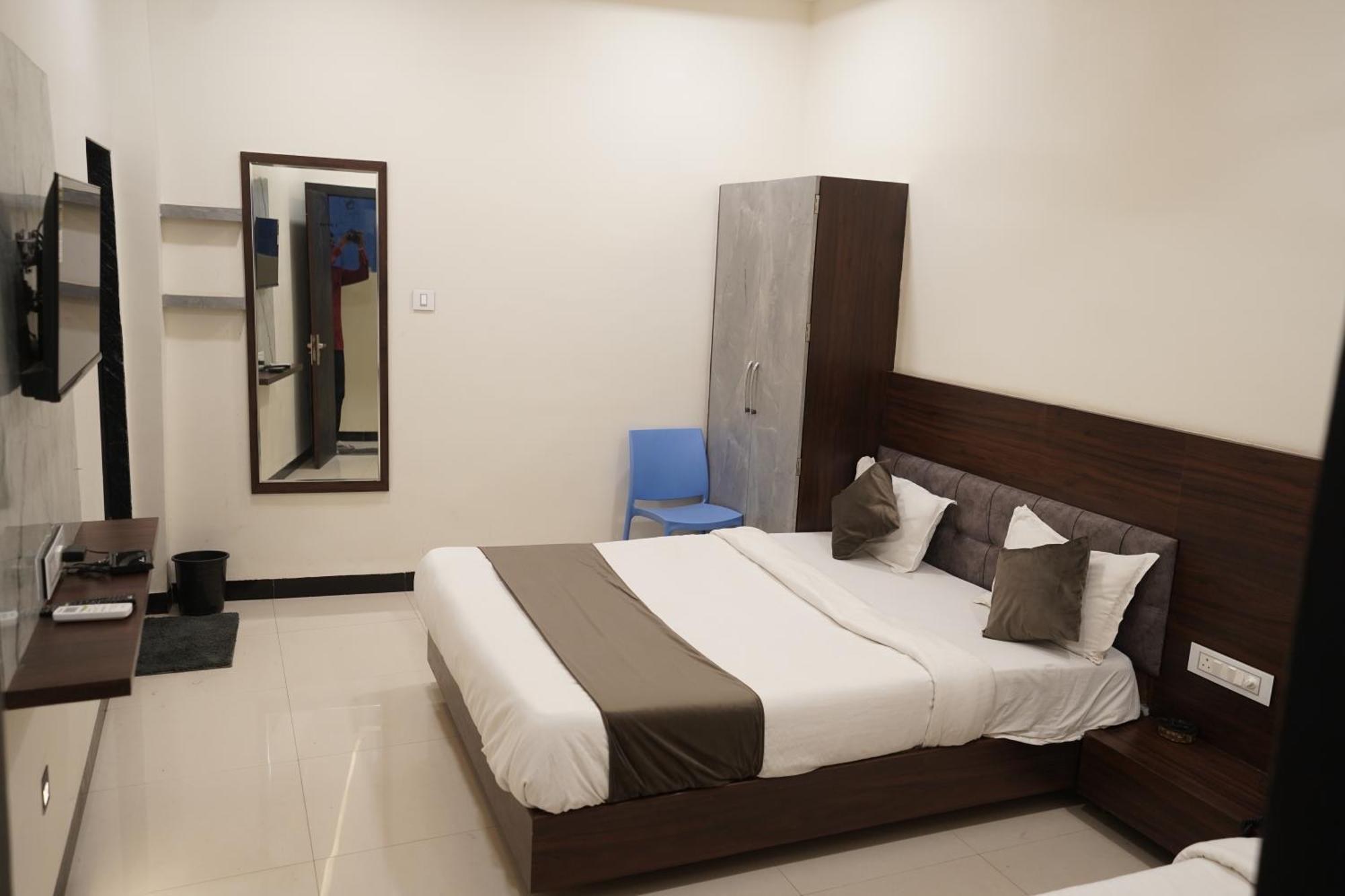 Hotel Dev Kripa اوجاين المظهر الخارجي الصورة