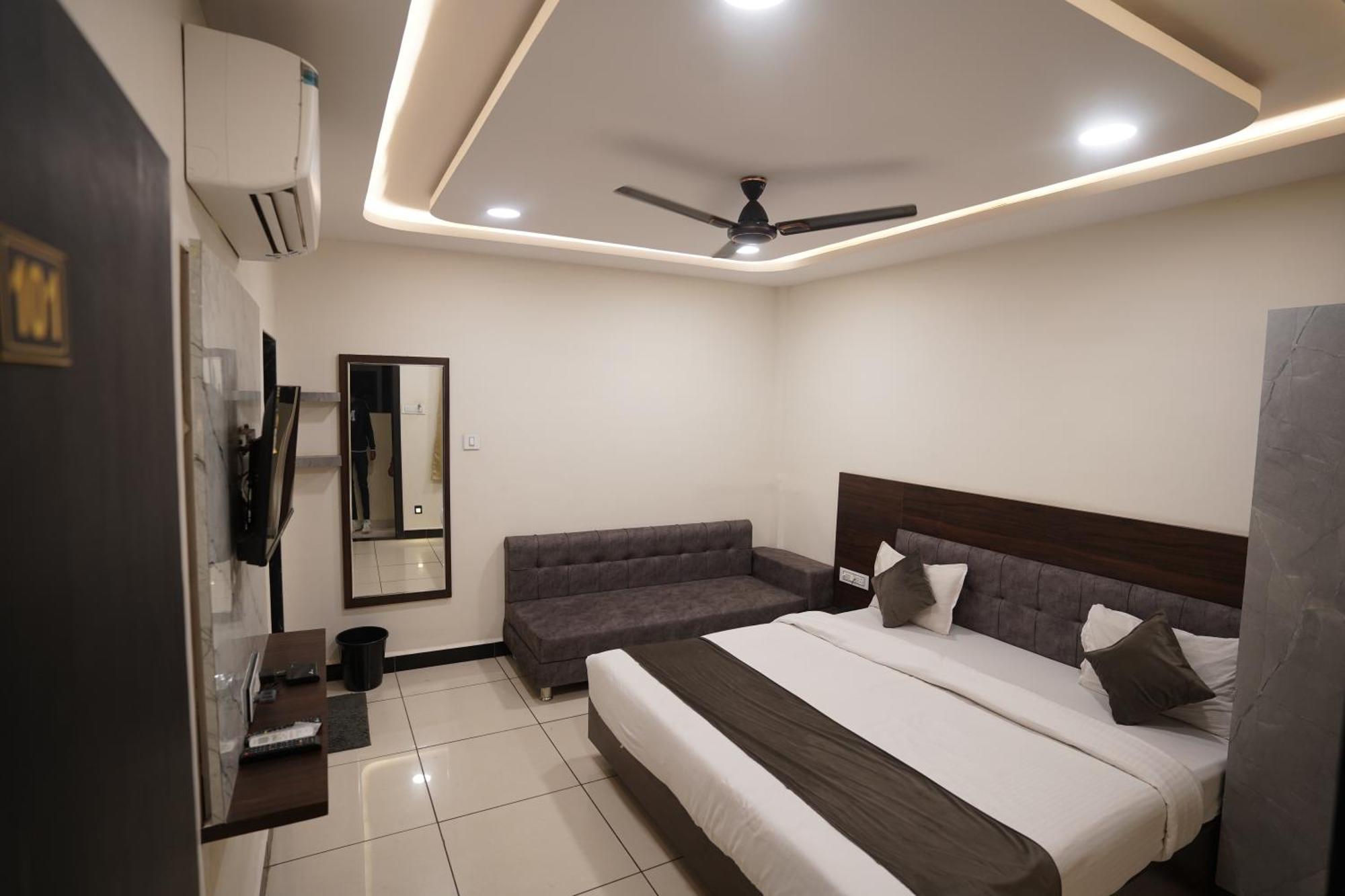 Hotel Dev Kripa اوجاين المظهر الخارجي الصورة