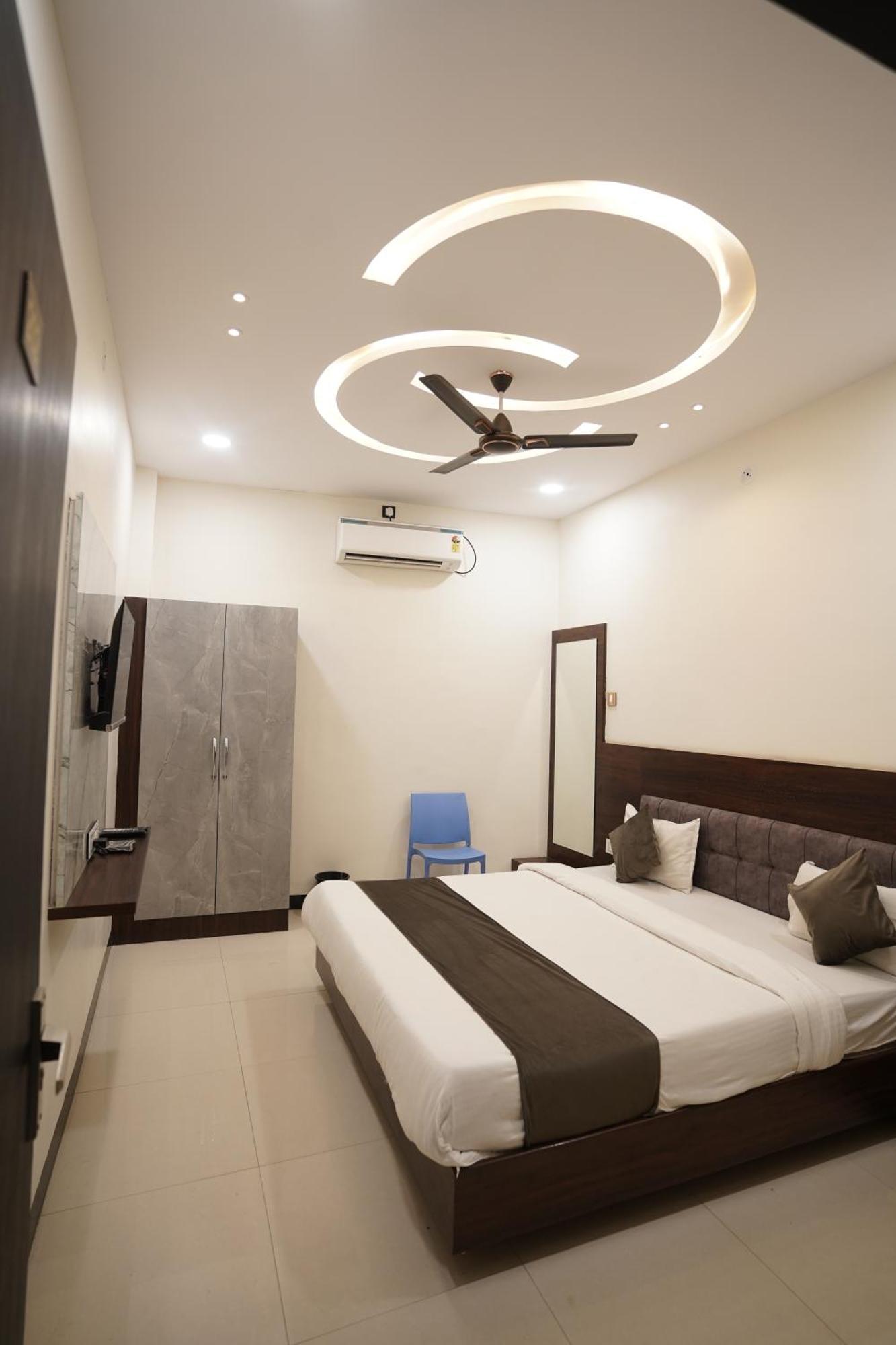 Hotel Dev Kripa اوجاين المظهر الخارجي الصورة