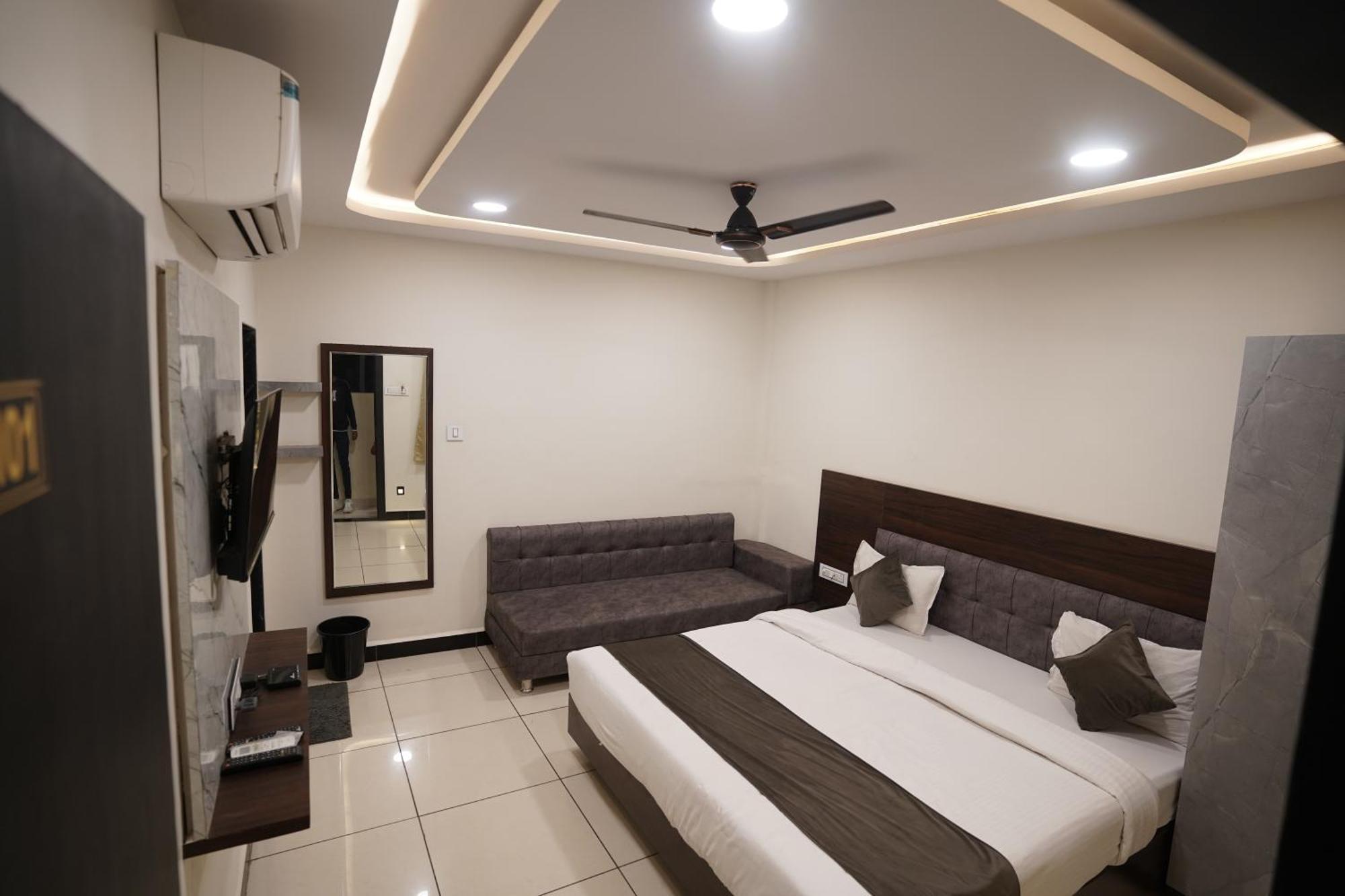 Hotel Dev Kripa اوجاين المظهر الخارجي الصورة