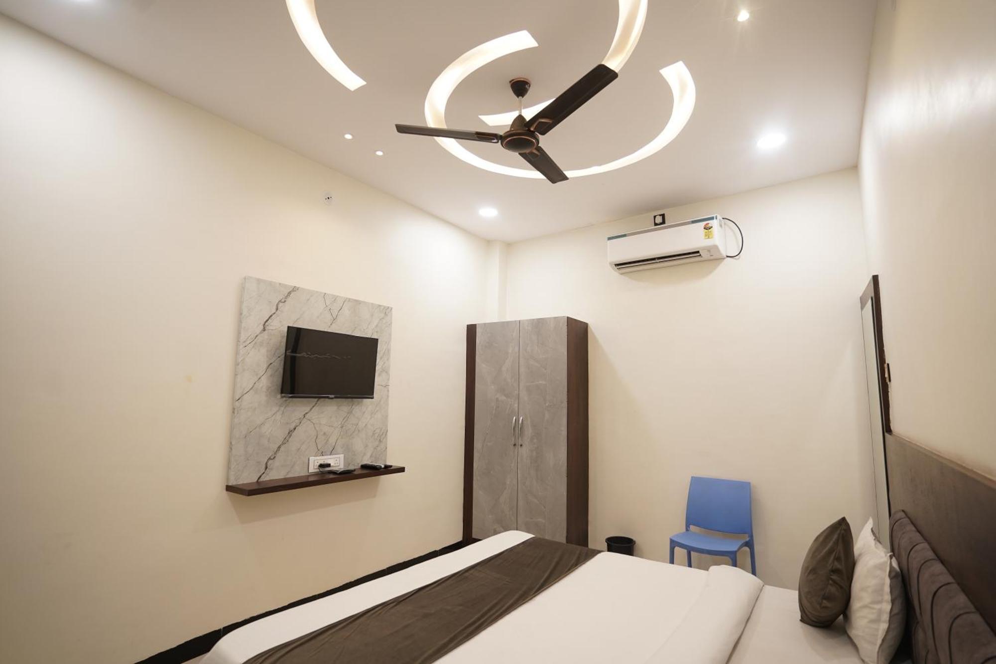 Hotel Dev Kripa اوجاين المظهر الخارجي الصورة