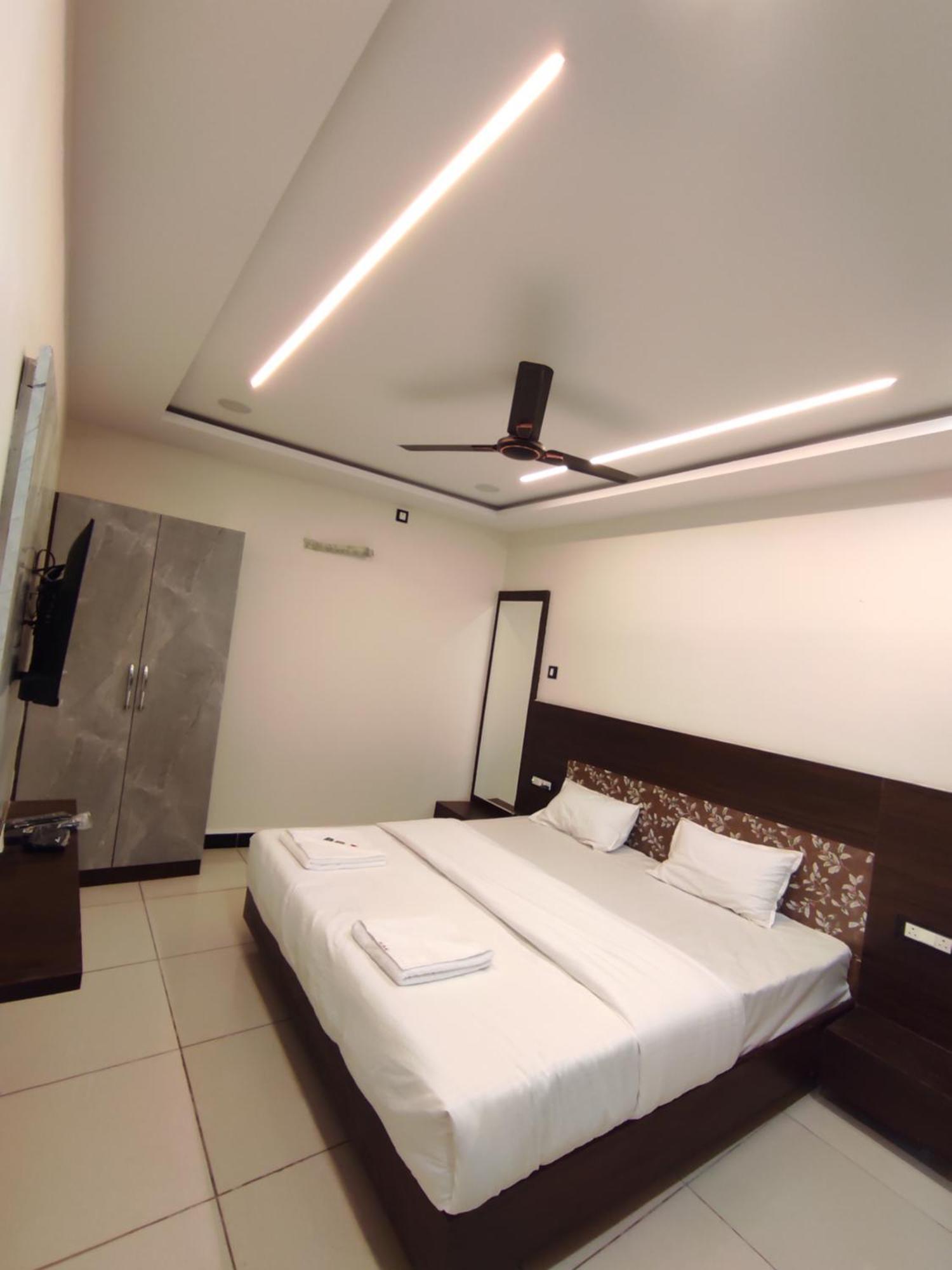 Hotel Dev Kripa اوجاين المظهر الخارجي الصورة
