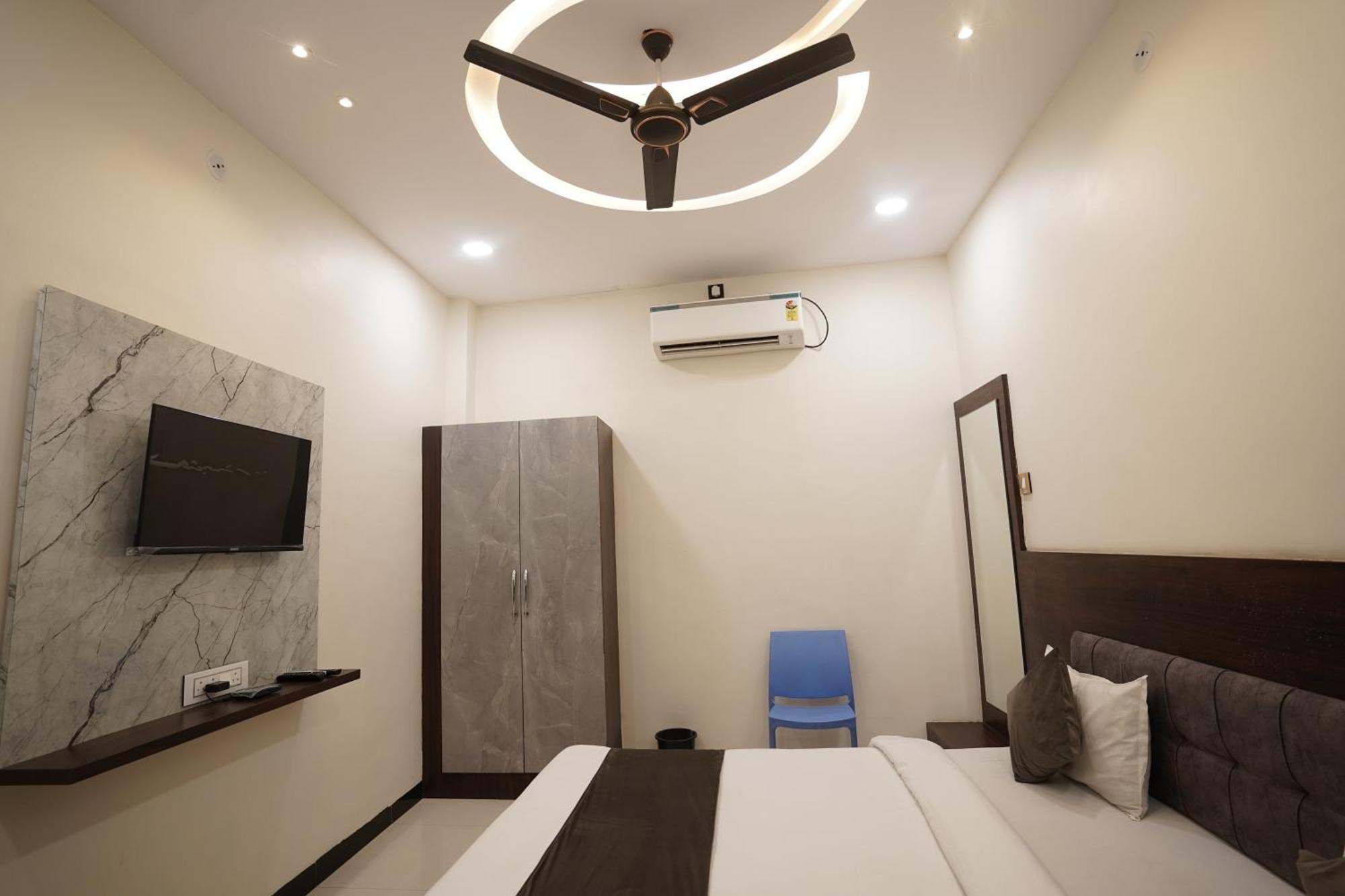 Hotel Dev Kripa اوجاين المظهر الخارجي الصورة