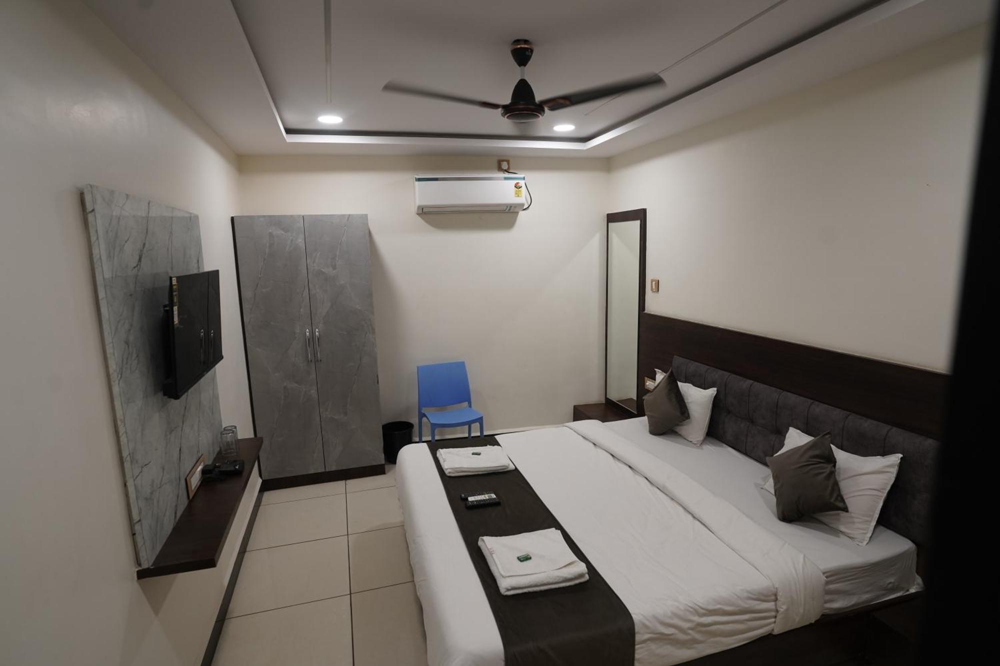 Hotel Dev Kripa اوجاين المظهر الخارجي الصورة