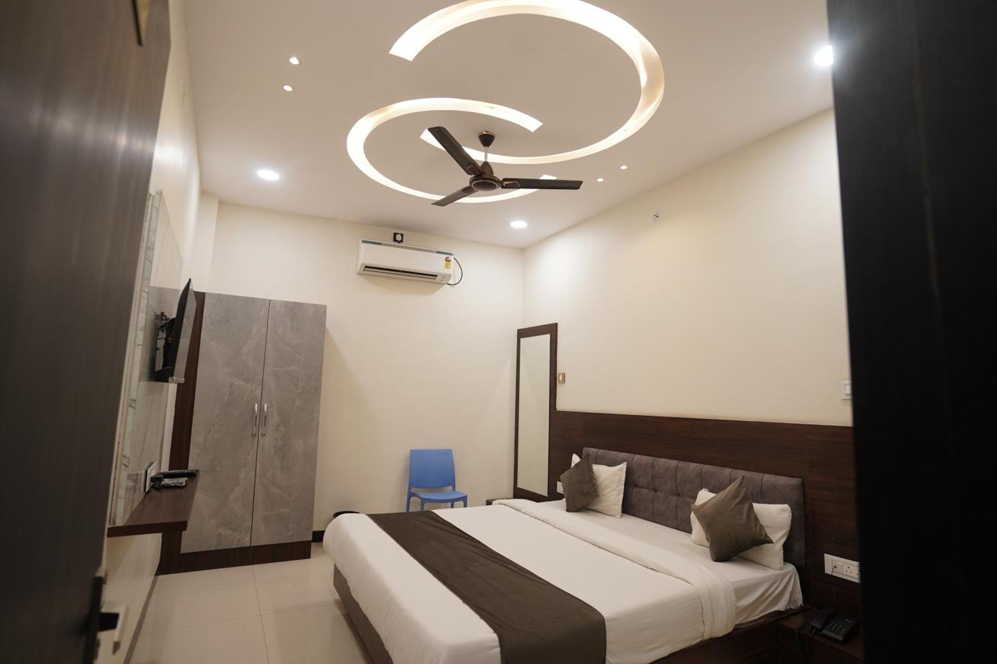 Hotel Dev Kripa اوجاين المظهر الخارجي الصورة