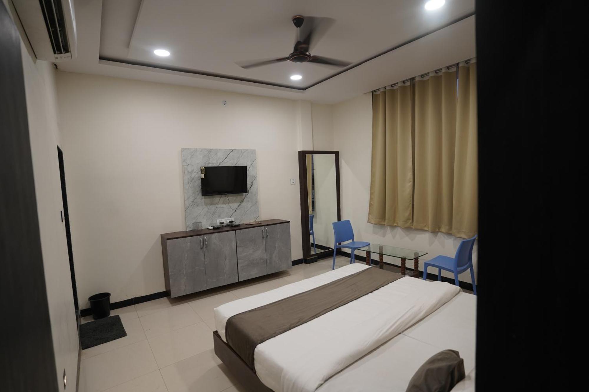 Hotel Dev Kripa اوجاين المظهر الخارجي الصورة