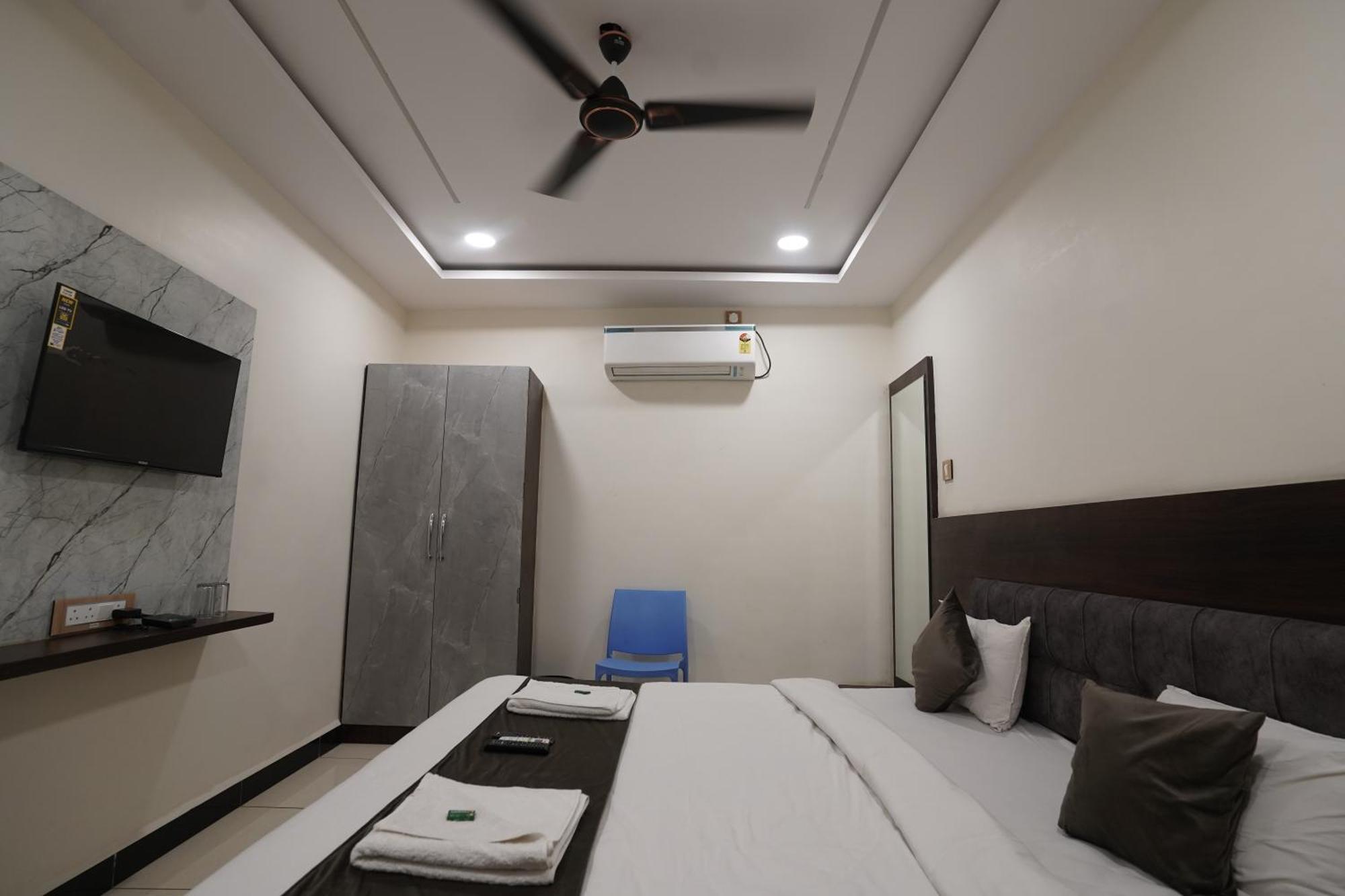 Hotel Dev Kripa اوجاين المظهر الخارجي الصورة