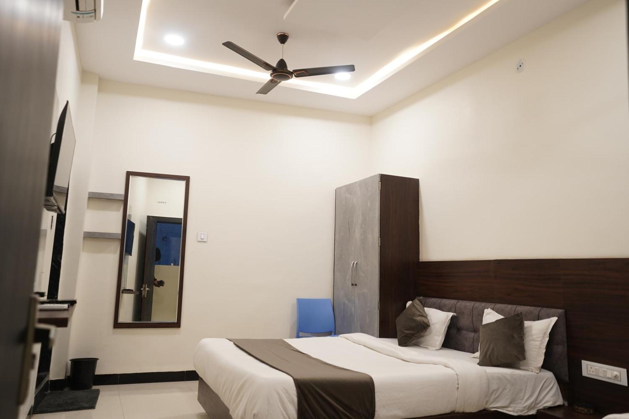 Hotel Dev Kripa اوجاين المظهر الخارجي الصورة