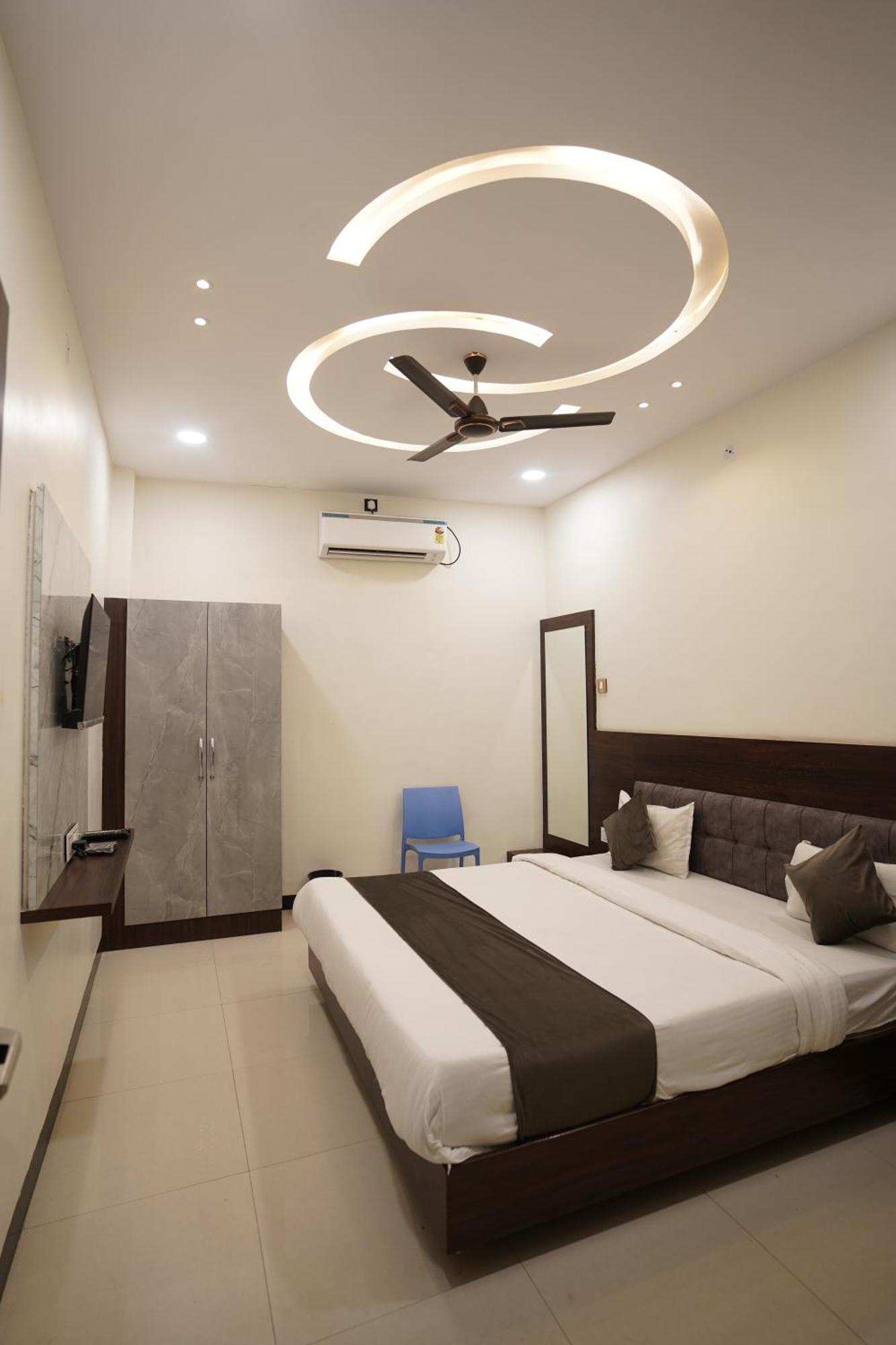 Hotel Dev Kripa اوجاين المظهر الخارجي الصورة