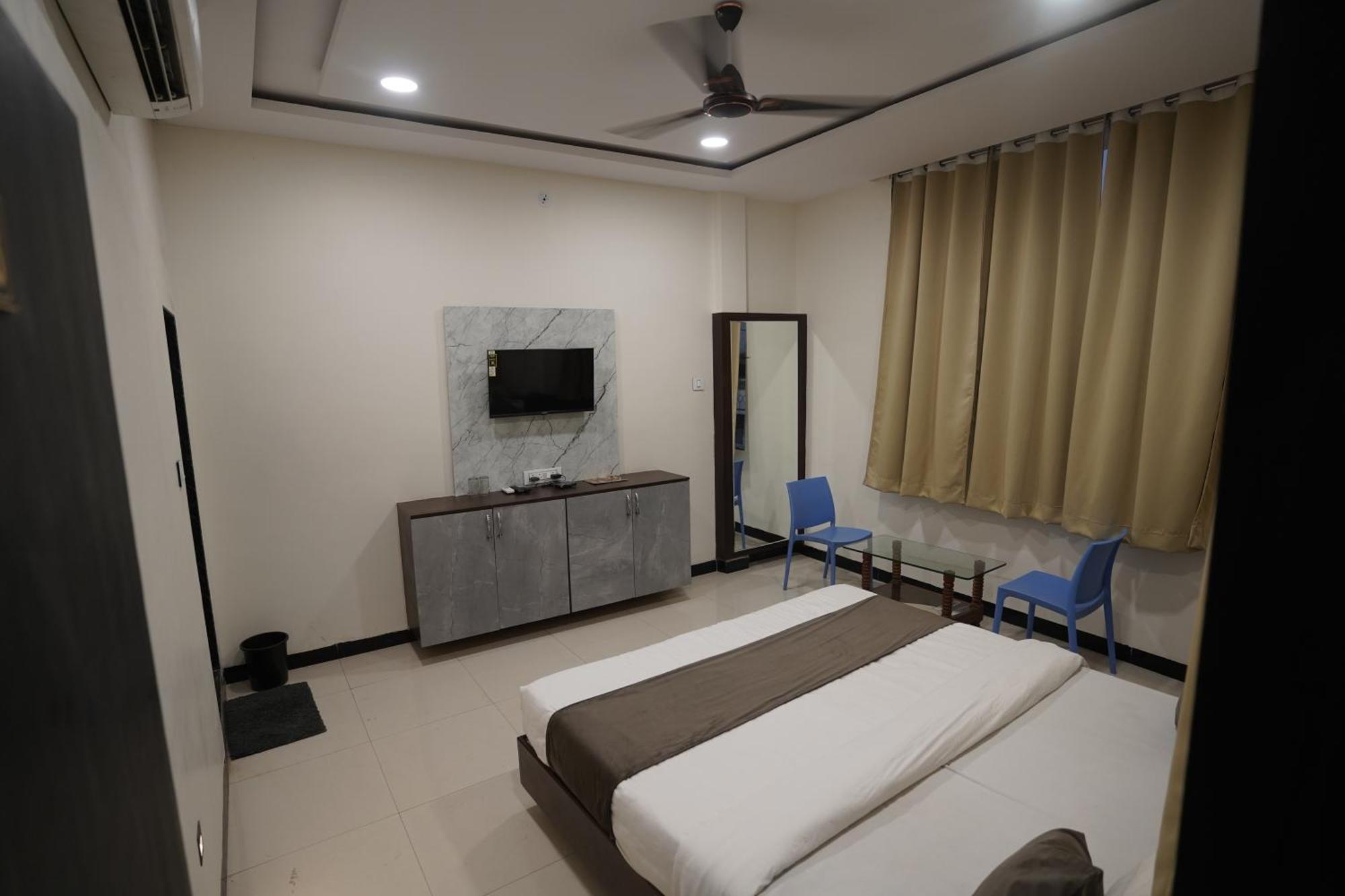 Hotel Dev Kripa اوجاين المظهر الخارجي الصورة